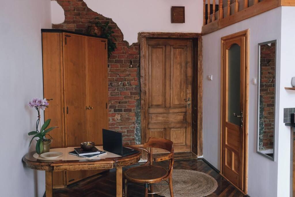 Vista Studio Brasov In The Heart Of The Old City Center Exterior photo